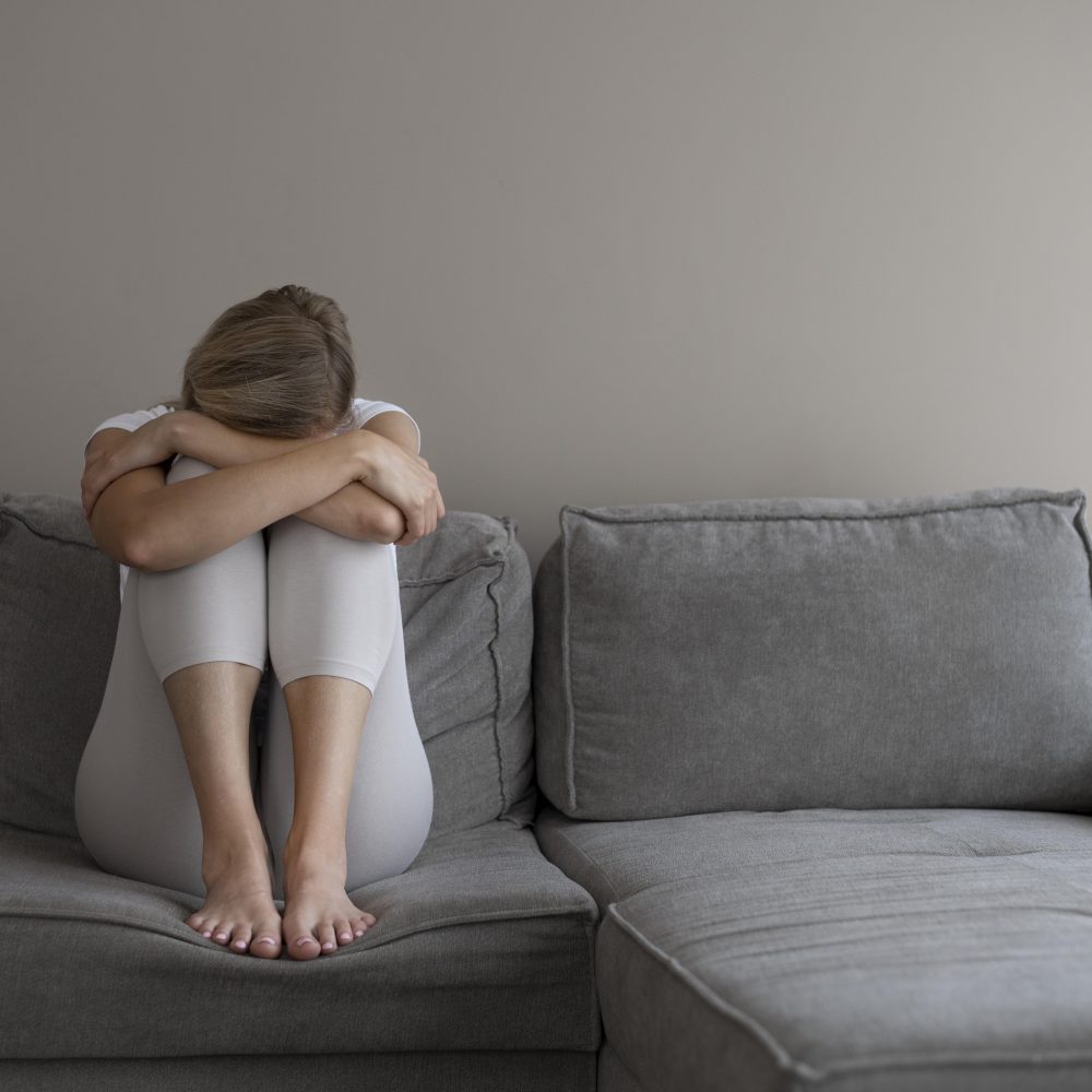 ¿Es lo mismo estar triste y estar deprimido? Diferencias, síntomas y enfoques de tratamiento